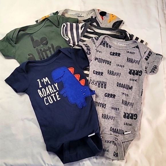 Bundle of 5 Gerber onesies 0-3 months - Picture 1 of 4